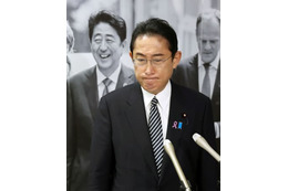 首相、安倍氏の写真展を観賞 画像