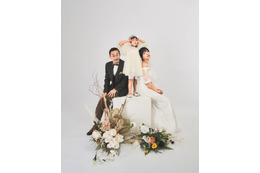 我妻三輪子、14歳上・中川晴樹と結婚報告 娘も写るウェディングフォト公開 画像