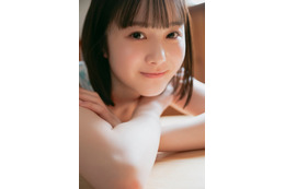 本田紗来、色白素肌輝く 透明感溢れる笑顔で魅了 画像