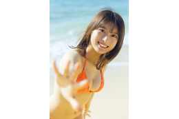 まるぴ、美ボディ際立つ水着姿 爽やかな沖縄グラビアで「週刊FLASH」初表紙 画像