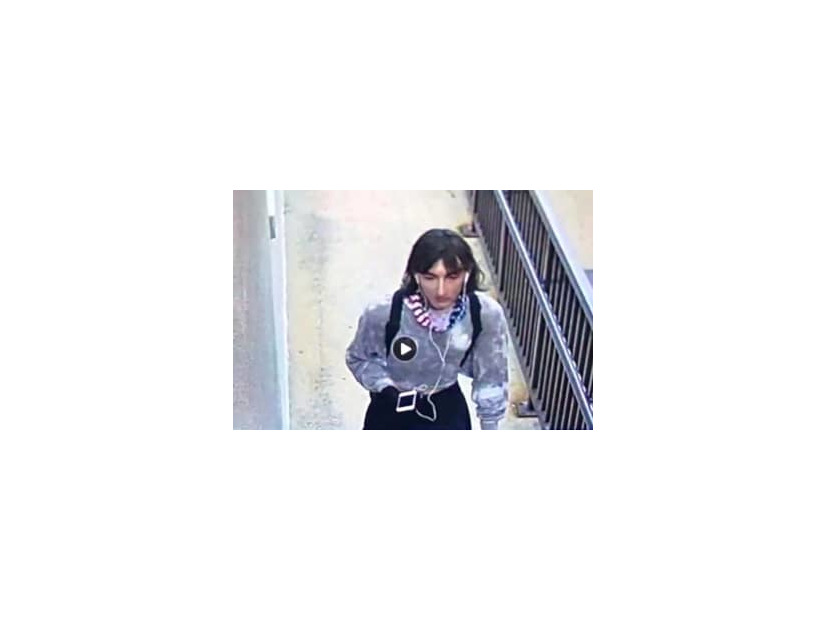 女装したクリモ容疑者とみられる人物を撮影した監視カメラの画像＝4日、米イリノイ州ハイランドパーク（地元警察提供、ロイター＝共同）