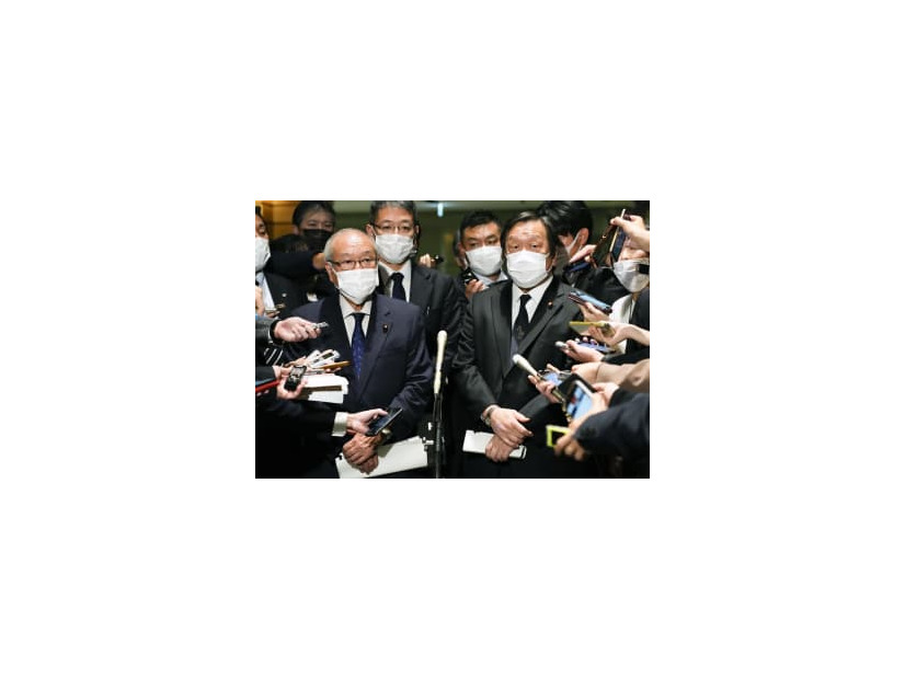 報道陣の取材に応じる鈴木財務相（左）と浜田防衛相＝28日午後、首相官邸