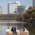大阪城公園で行われた自動運転船「海床ロボット」の実証実験＝15日午前、大阪市