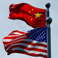 中国（上）と米国の国旗＝中国・上海、2019年（ロイター＝共同）