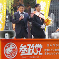 街頭演説する参政党の神谷宗幣参院議員（左）と松田代表＝9日午後、東京・銀座