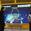 北朝鮮がICBM級の弾道ミサイルを発射したことを伝える大型モニター＝18日夜、札幌市