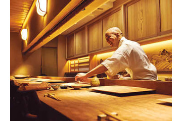 神楽坂の三ツ星店による新たな一手は鮨！ 旬を意識した握りとつまみ、そして〆の鍋が絶品！ 画像