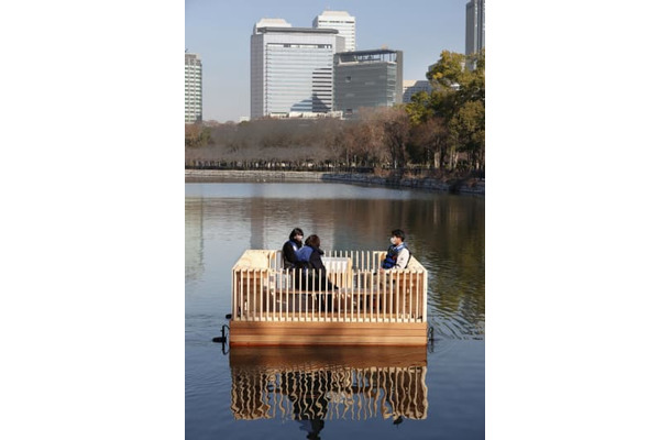 大阪城公園で行われた自動運転船「海床ロボット」の実証実験＝15日午前、大阪市