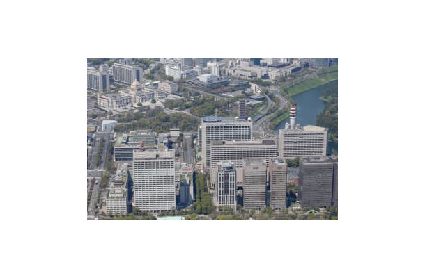 東京・霞が関の官庁街。左奥は国会議事堂＝2016年