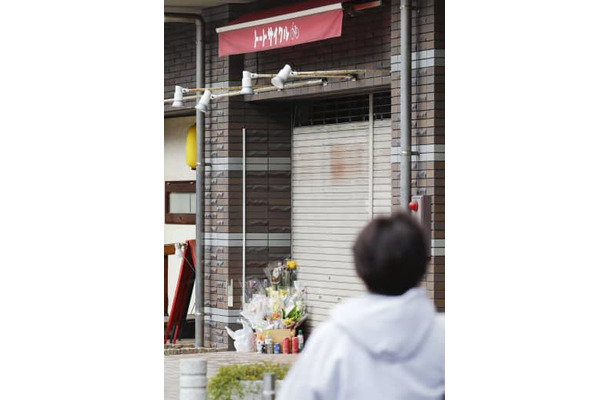 小森寛子さんを悼み、花束が置かれた福岡市博多区の自転車店＝18日午後