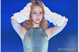 中町綾、メタルフレームの眼鏡×ウェービーヘアが強烈インパクト【GirlsAward 2024 S／S】