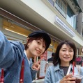 高橋愛、母親と大好きな韓国へ！仲良し親子SHOT公開「どこで飲んでもアイスコーヒーが美味しい」 画像