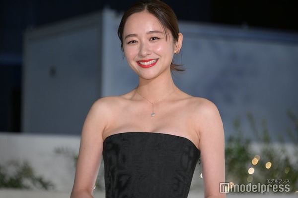 堀田真由、胸元セクシーな黒ドレスで魅了<ディオールホリデー