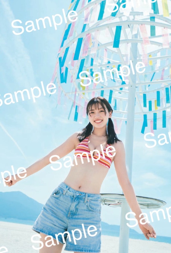 日向坂46佐々木美玲、ビーチで笑顔向ける水着ショット 1st写真集封入