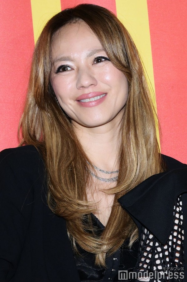 MAX・LINA「出会って26年」人気タレントと腕組みショット 1999年放送バラエティの思い出も告白 | NewsCafe