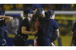 全裸ペイントで試合乱入の29歳女性、「外出禁止違反で逮捕」される 画像