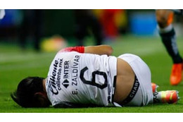 メキシコの23歳MF、右膝破壊…痛みに泣き叫ぶ 画像