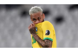 泣いたネイマール、ブラジル代表での「いやらしい鬼ドリブル」がこれ 画像