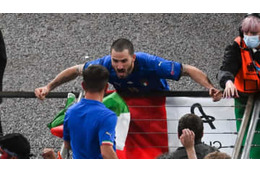 唖然！イタリア代表ボヌッチ、EUROの女性警備員から“乱入者”扱いされてしまう 画像