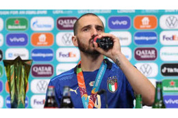 EURO優勝のイタリア代表ボヌッチ、コーラとハイネケンを飲みまくる！ 画像
