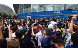 「今日メッシ来る」報道で”数百人のファン”が空港集結！→ウソだった 画像