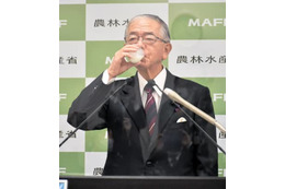 農相「牛乳いつもより飲んで」 画像