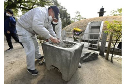 原爆供養塔の鉢を修復、広島 画像