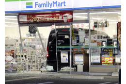 大阪でコンビニに車突っ込む 画像