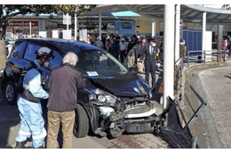 JR逗子駅前で車乗り上げ 画像