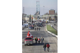 カナダ、コロナ抗議デモで橋遮断 画像