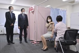首相、職場接種会場を視察 画像