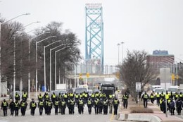 カナダ警察、デモ隊を強制排除 画像