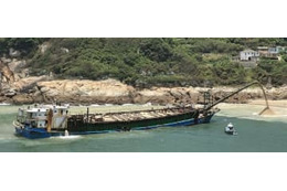 中国船、台湾で違法に砂採取 画像