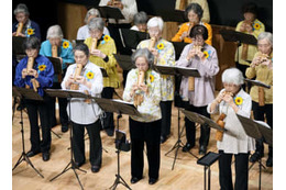 ウクライナ思い、コカリナ演奏 画像