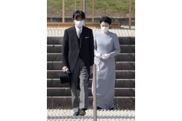 秋篠宮ご夫妻、明治陵参拝 画像