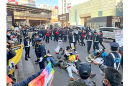 車道に寝そべりデモ妨害疑い 画像