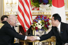 日米両首脳、マスク不着用で会談 画像