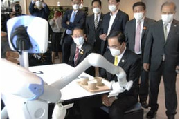 タイ首相、配膳ロボを視察 画像