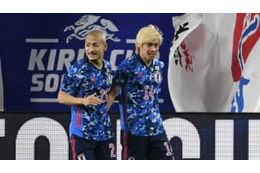 日本代表初ゴールの前田大然、伊東純也のやり取りがほほえましい 画像