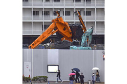 JR新宿駅近くでクレーン車転倒 画像