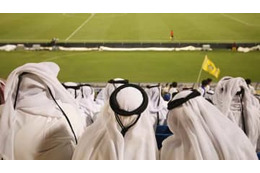 「新進気鋭の女性アーティスト」がデザイン、カタールW杯公式ポスターがカッコイイ 画像