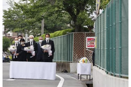 女児犠牲の小学校で献花 画像