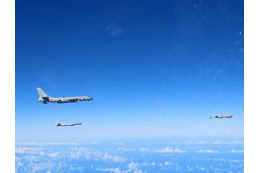 中国爆撃機3機が沖縄通過 画像