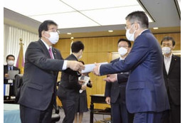 総務省、KDDI障害で行政指導 画像