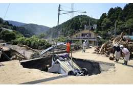 福井で県道陥没、車から男性遺体 画像