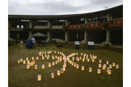 紙灯籠並べ震災犠牲者を悼む 画像
