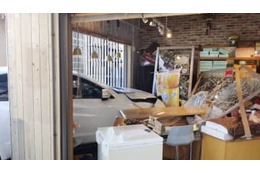 南三陸の復興商店街に車突っ込む 画像