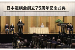 両陛下、日本遺族会式典に出席 画像