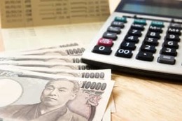 65歳からは遺族年金ではなく、自分の老齢年金を受給します。非課税になる年金収入はいくら？ 画像