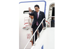 首相「異例な」民間機で訪米 画像
